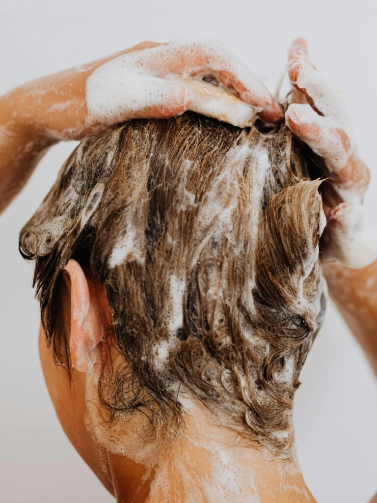 ¿Es normal que se caiga el pelo en la ducha?